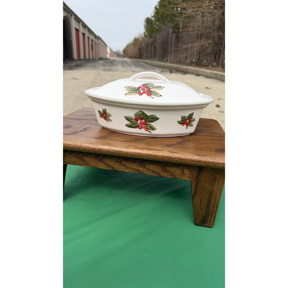 Temp-tations Oval‎ Casserole Dish w/ Lid Holly Berry Presentable Ovenware